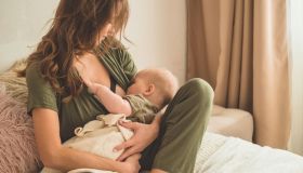 Come allattare correttamente al seno: i consigli dell’ostetrica per un allattamento sereno