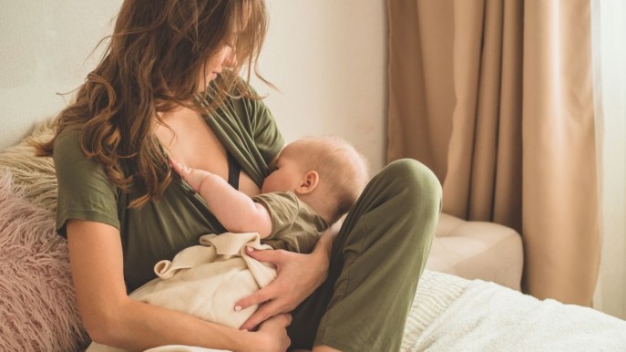 Come allattare correttamente al seno: i consigli dell’ostetrica per un allattamento sereno