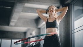 In forma con l’Hula Hoop: benefici ed esercizi