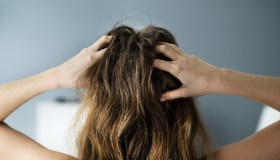 Cuoio capelluto secco e che prude: le possibili cause e come rimediare