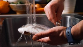 Come squamare il branzino