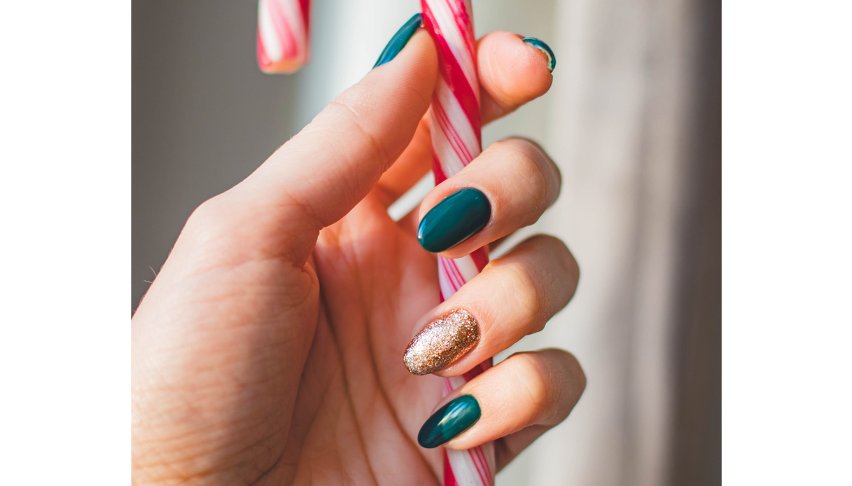 unghie natalizie accent manicure verde e oro