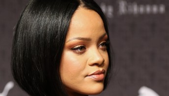 Rihanna versione goth look: nuovo taglio e colore nero corvino