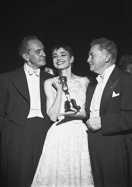 Audrey Hepburn con Frederic March e Jean Hersholt agli Oscar del 1954