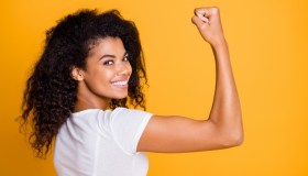 Esercizi per tonificare le braccia e contrastare le “ali di pipistrello”