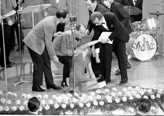 Tutti Gli Scandali Di Sanremo Svenimenti Nudita Tentati Suicidi Dilei