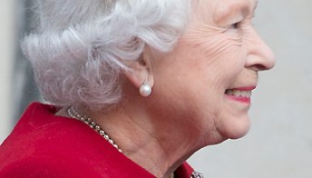 La regina Elisabetta lascia l’ospedale col sorriso sulle labbra