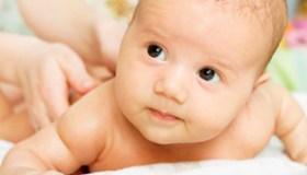 Come si tiene in braccio un neonato