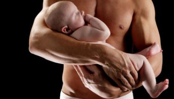Testosterone basso per i papà: quando diventa padre l’uomo è meno macho