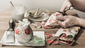 Come fare il decoupage: dagli attrezzi al procedimento