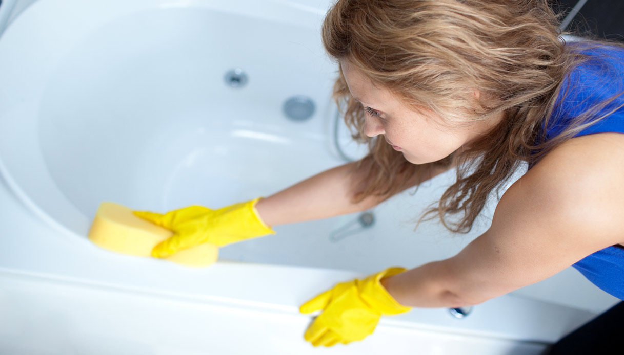 Come pulire le spugne da bagno: i rimedi per igienizzarle e disinfettarle
