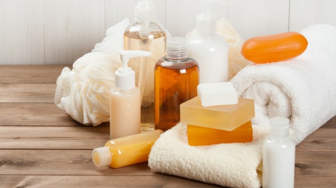 Come fare a scegliere lo shampoo? Imparando a evitare ciò che danneggia la chioma (e non solo)