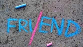 Ho scoperto che la mia amica è stata tradita dal partner: è il caso di dirglielo?