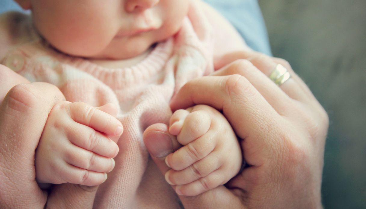 Sognare Di Tenere In Braccio Un Bambino Non Tuo Numero Neonati sempre in braccio: è una buona idea? Tutti i pro e i contro