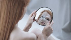 Autolesionismo: cos’è, cause, sintomi e rimedi