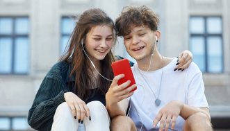 Ho scoperto che la mia amica è stata tradita dal partner: è il caso di dirglielo?