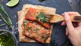 Come marinare il salmone: ingredienti e metodi semplici