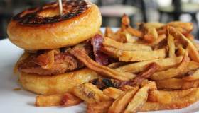 Dolce o salato? Se siete indecisi, provate il doughnut burger