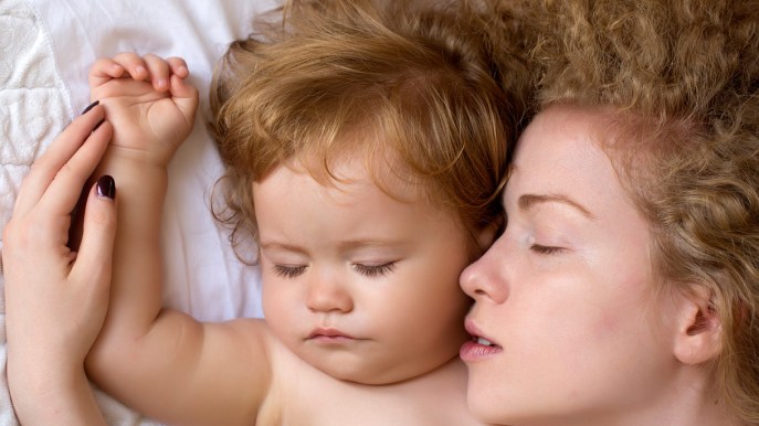 Co-sleeping: dormire col proprio figlio fa bene