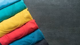 Suggerimenti per piegare una maglietta velocemente