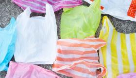 Piegare i sacchetti di plastica risparmiando spazio: ecco come fare