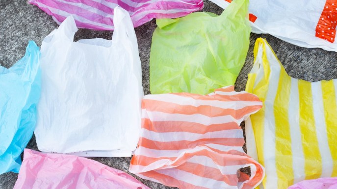 Piegare i sacchetti di plastica risparmiando spazio: ecco come fare