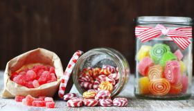 Caramelle alla frutta e alla menta: proprietà e calorie