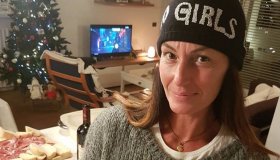 Cristina Plevani torna all’Isola: il riscatto delle donne vere