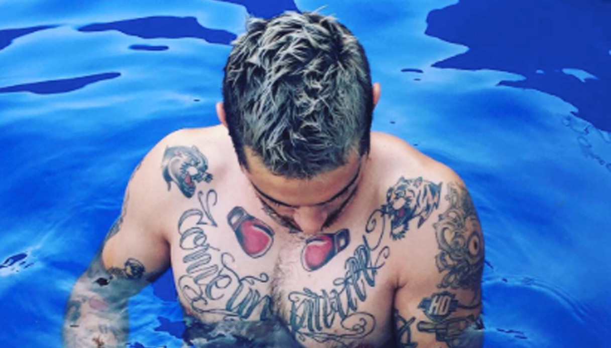 Il tatuaggio sul petto di Emis Killa