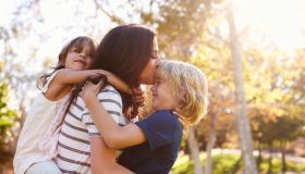 Genitori apprensivi: come riconoscerli e quali danni possono causare ai figli