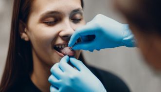 7 consigli smart e alla portata di tutte per capelli al top anche in estate