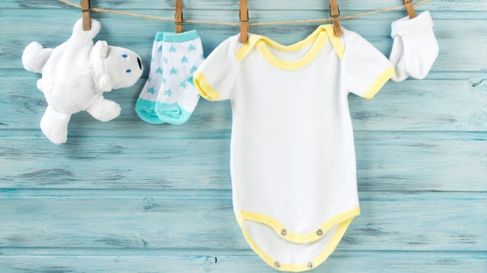 Piegare e sistemare i vestiti dei neonati in modo facile e veloce