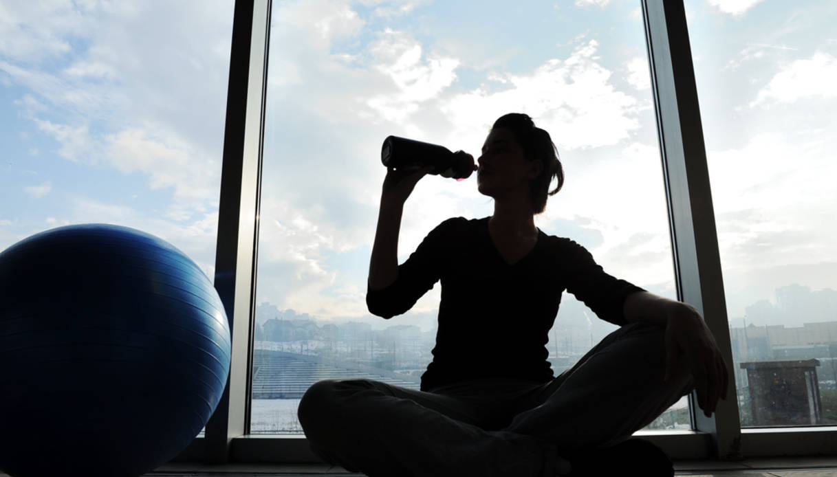 Bere acqua fa dimagrire. Vi diciamo quanti litri al giorno Bere acqua fa dimagrire. Vi diciamo quanti litri al giorno