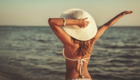 Cosa sono la fossette di Venere e perché sono considerate un dettaglio di sensualità