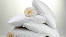 Dormire con due cuscini: quando è consigliato e quando no