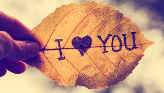 Ho scoperto che la mia amica è stata tradita dal partner: è il caso di dirglielo?