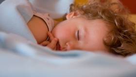 Quanto deve dormire un bambino la notte? Le linee guida