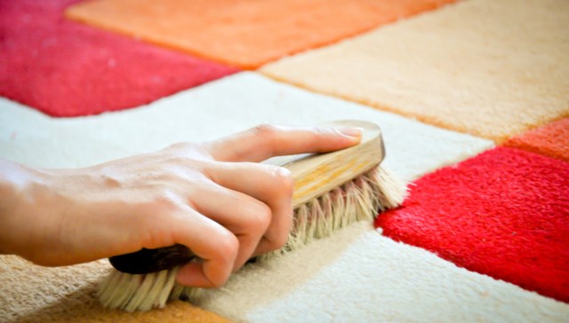 Come pulire bene i tappeti senza aspirapolvere né acqua e 3