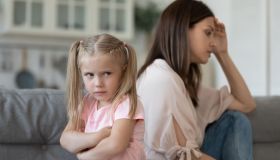 Come gestire l’atteggiamento di sfida dei figli dal nido alle superiori