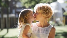 Baciare i figli sulla bocca: cosa dicono gli esperti