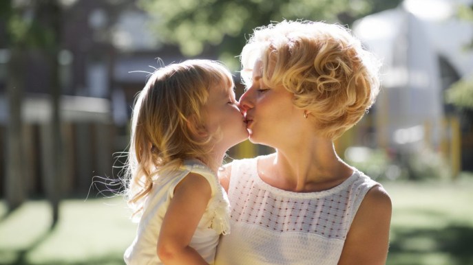 Baciare i figli sulla bocca: cosa dicono gli esperti