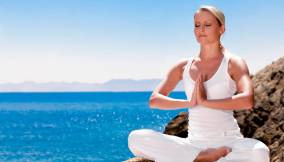 Donna che fa yoga