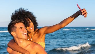 Ho scoperto che la mia amica è stata tradita dal partner: è il caso di dirglielo?