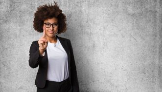 Ho scoperto che la mia amica è stata tradita dal partner: è il caso di dirglielo?