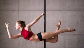 Pole dance: cos’è e benefici della danza acrobatica sul palo