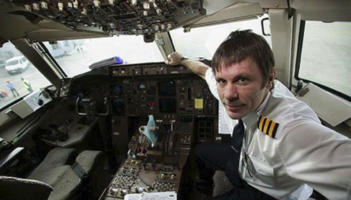 Bruce Dickinson degli Iron Maiden pilota sul volo Olbia-Torino