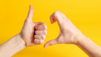 Ho scoperto che la mia amica è stata tradita dal partner: è il caso di dirglielo?