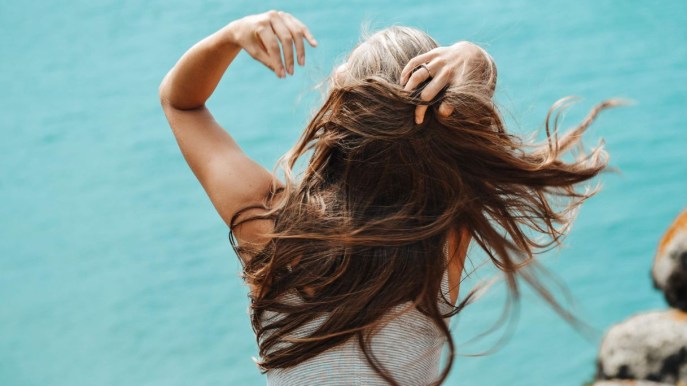 SOS capelli rovinati post vacanze: come rimediare senza tagliare