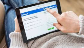 Rimanere in contatto sui social con l’ex: pro e contro