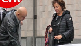 Maurizio Crozza con la moglie sull’Audi R8 V10 da 210mila euro